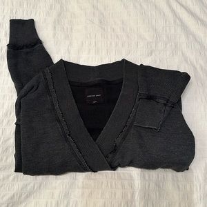 American Eagle Size S, Long V neck